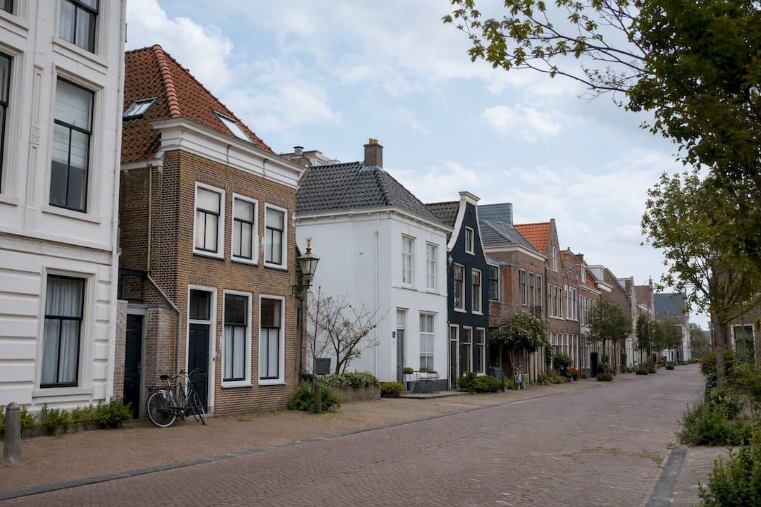 Straat met verschillende woningtypes en onderlinge afstand
