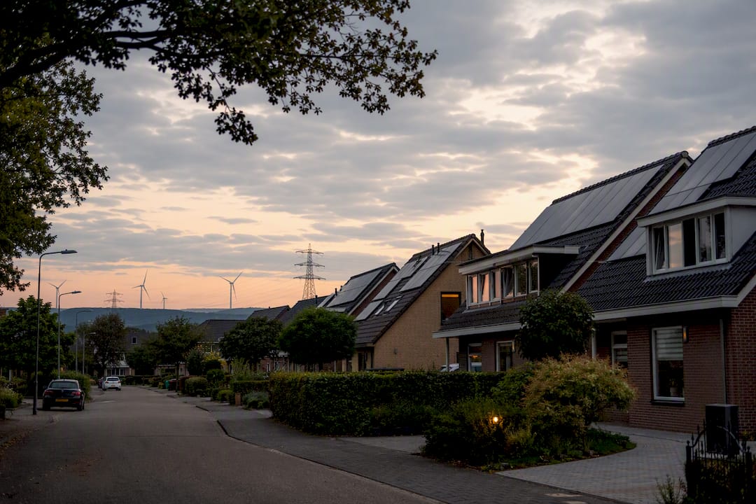 Voorstedelijke straat met energie-infrastructuur en turbines