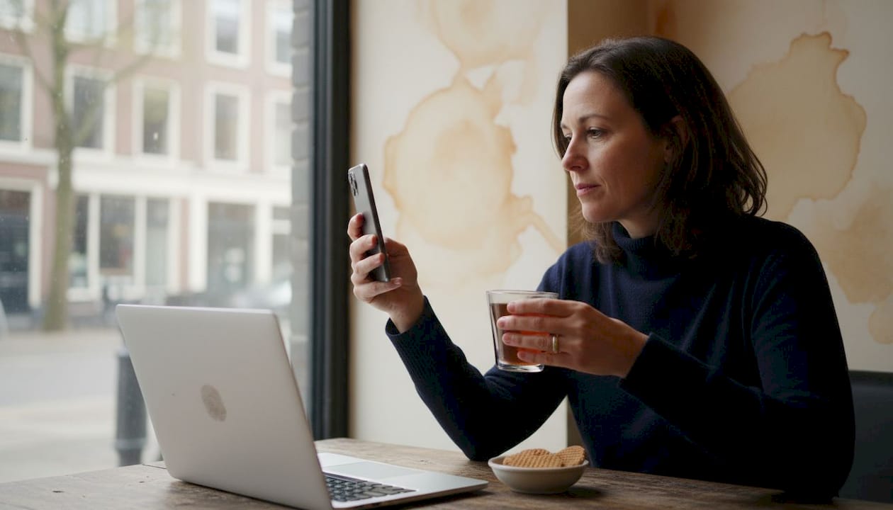 Vrouw belt internationaal via een VoIP-app