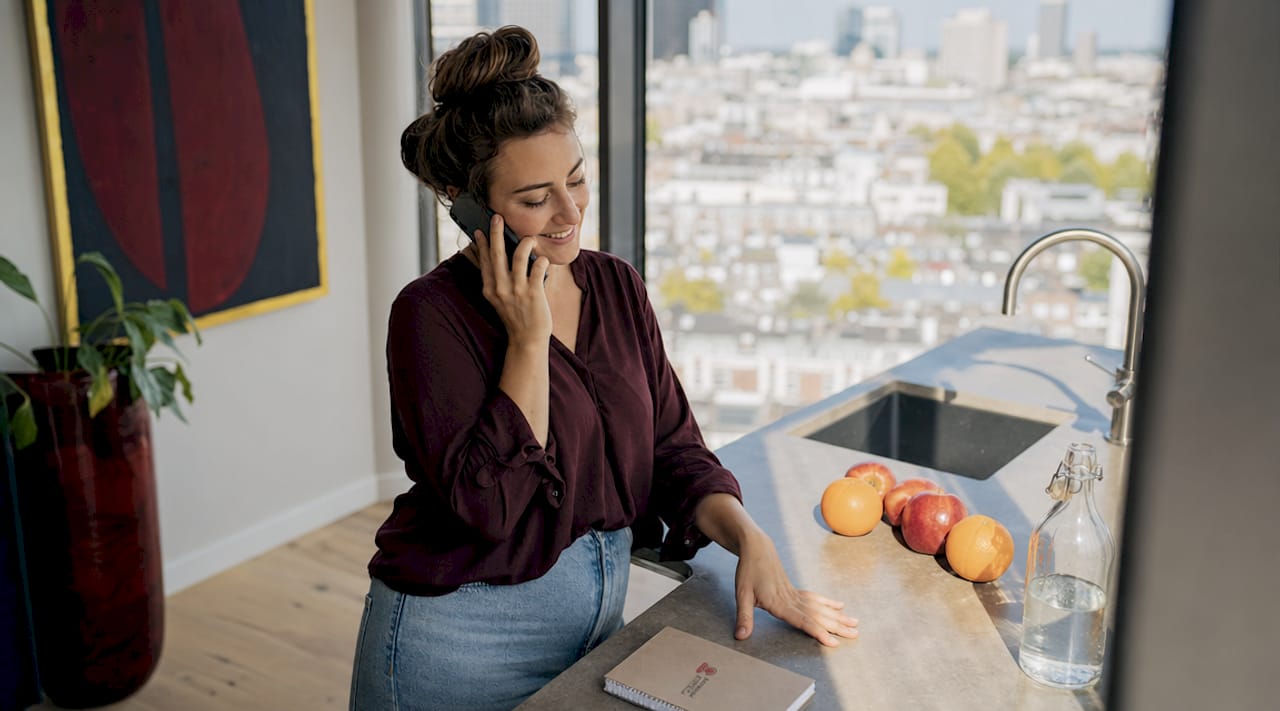 Vrouw voert een VoIP-gesprek vanuit haar thuiskantoor