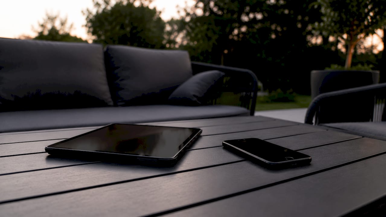 De tablet en smartphone staan klaar om streamingcontent te ontvangen.