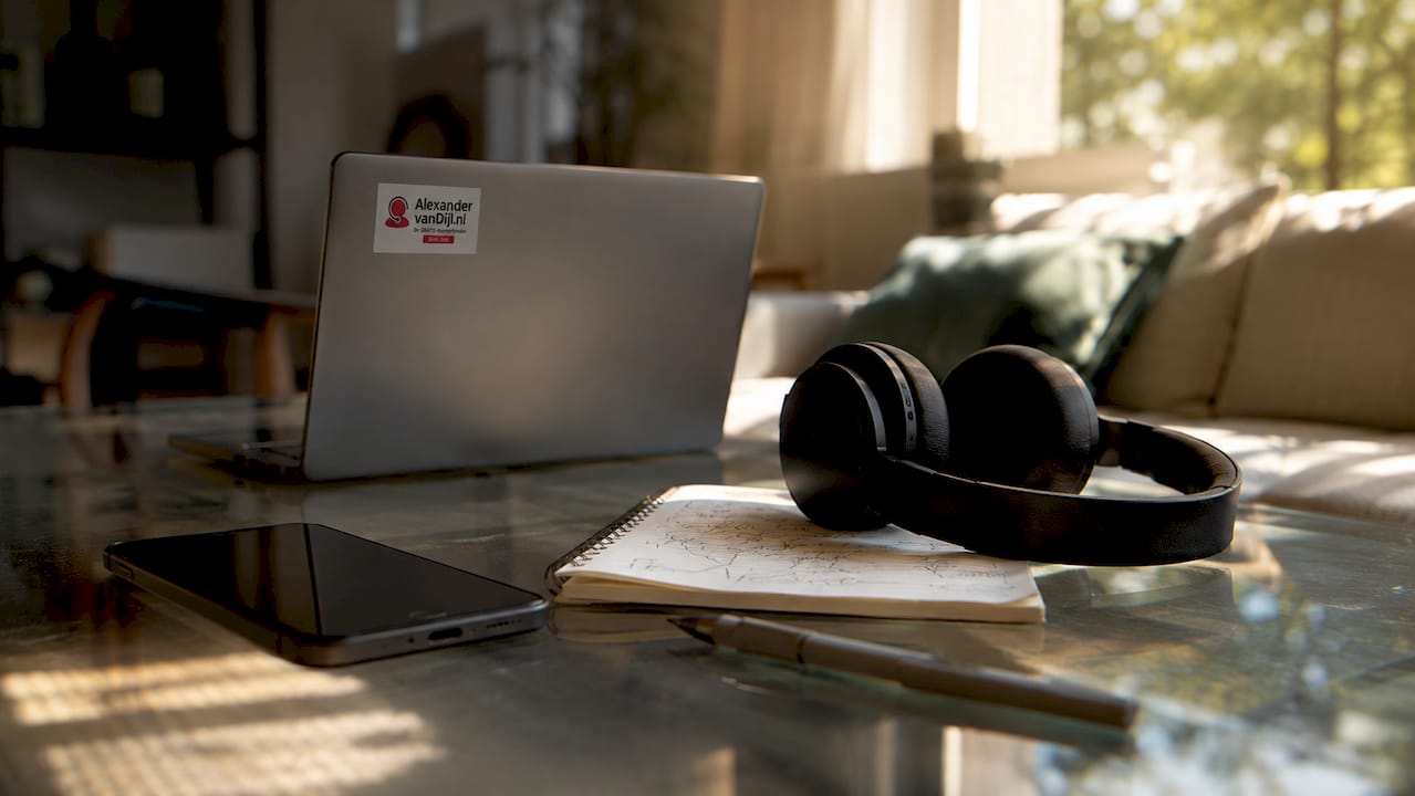 Thuiswerkplek met bureau, telefoon en headset