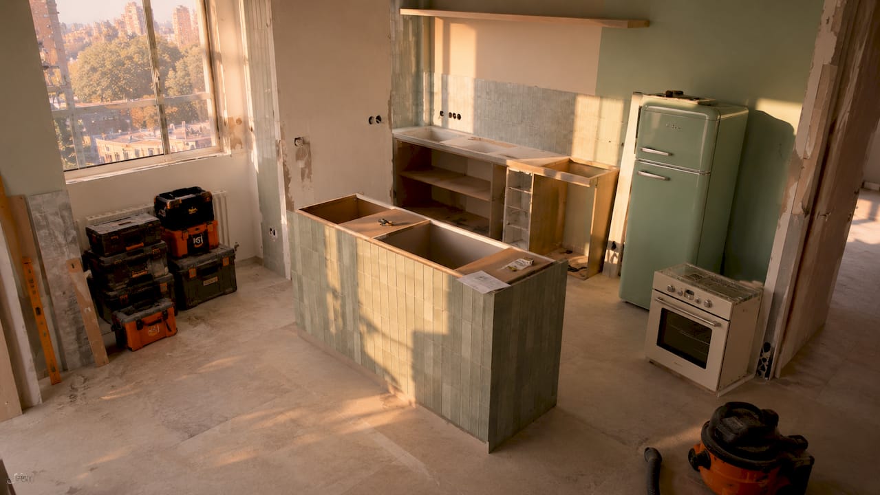 Una cocina en construcción que apuesta por detalles vintage