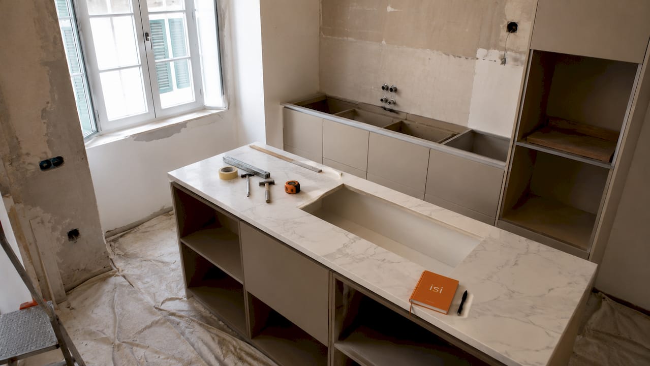 Cocina en plena remodelación, sin nadie trabajando dentro.