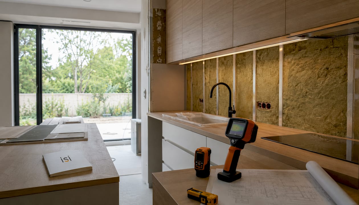 Cocina renovada de estilo moderno con excelente aislamiento térmico