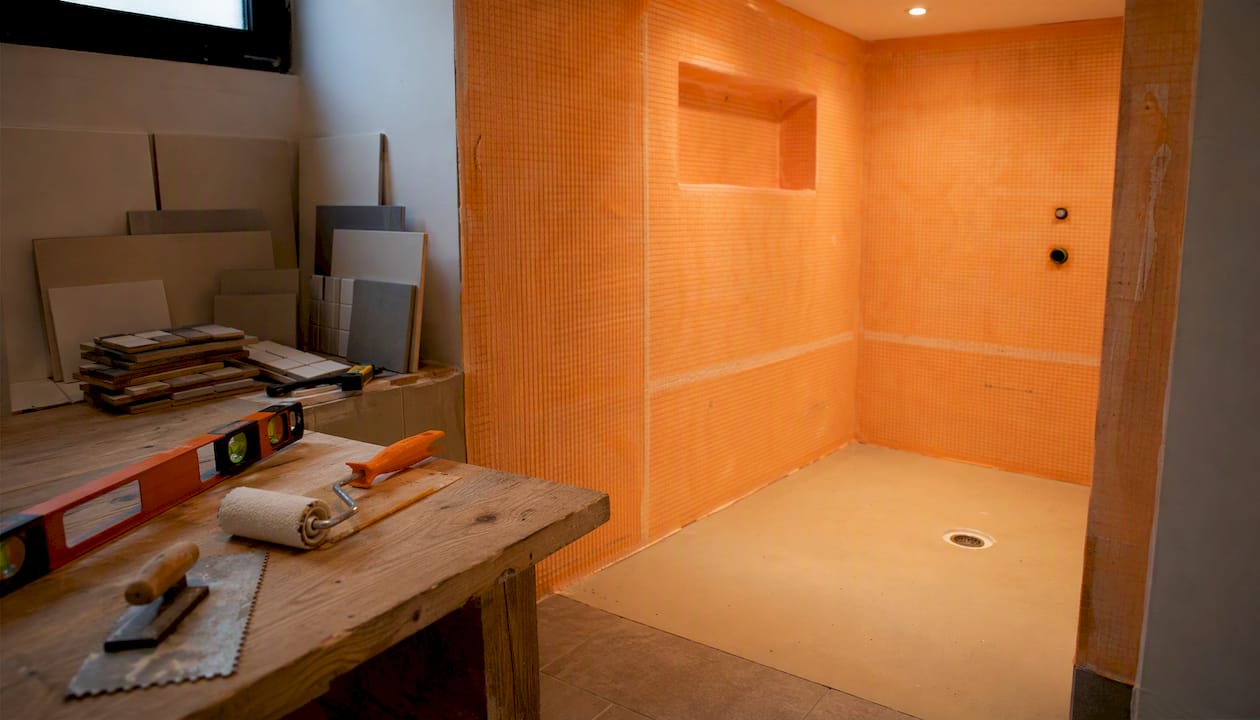 Descripción del proceso de colocación de láminas impermeables en el baño