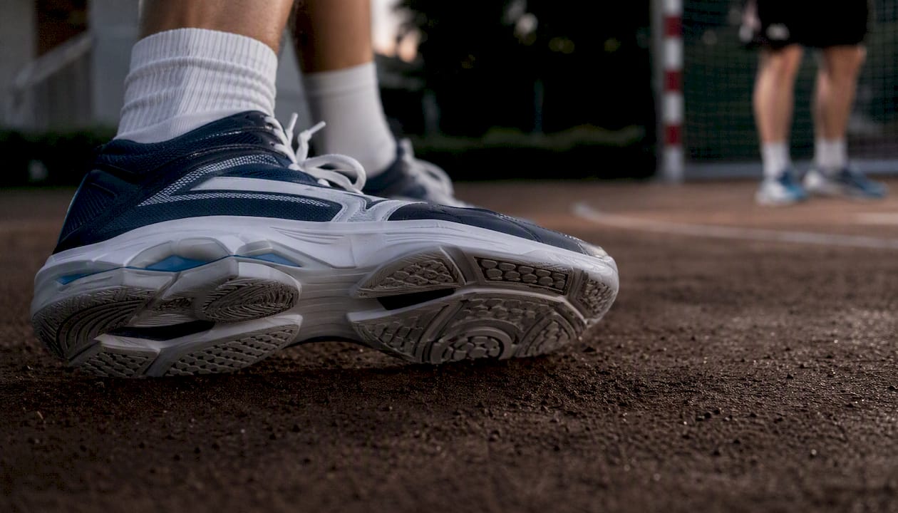 Detailaufnahme der Mizuno-Handballschuhsohle auf dem Hallenboden