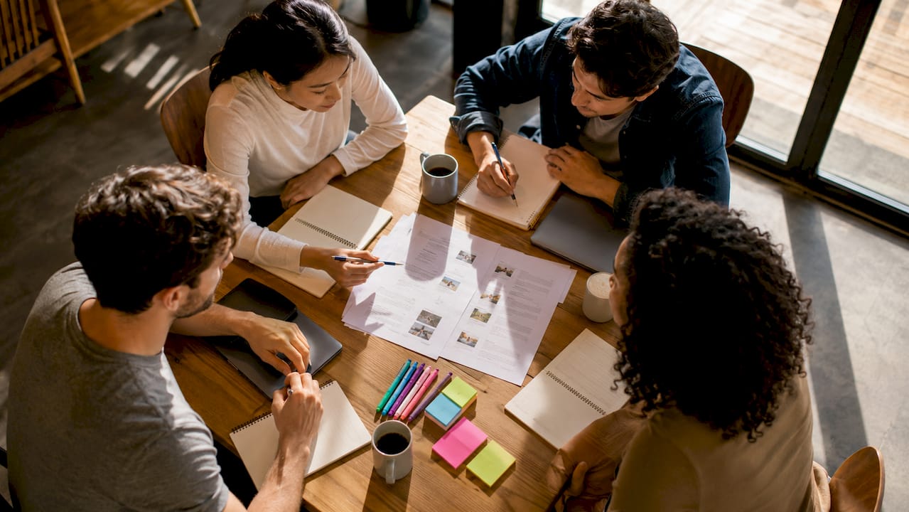 El equipo editorial trabajando en conjunto durante una reunión