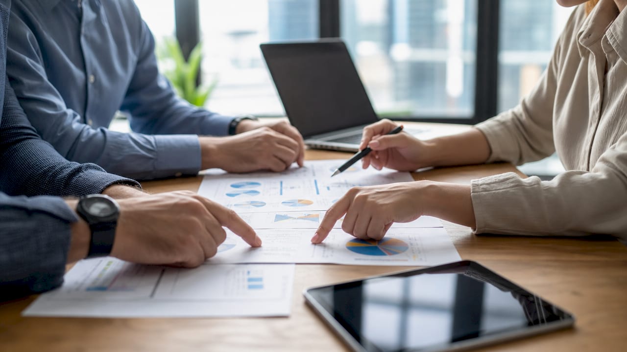 Personas revisando archivos digitalizados y gestionando procesos