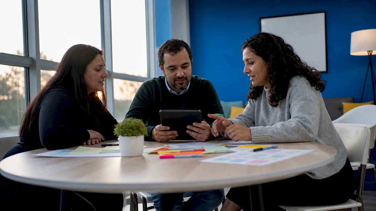 Profesores debatiendo sobre el papel de la inteligencia artificial en la enseñanza