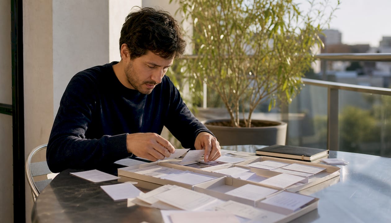Unas manos acomodando tarjetas modulares de texto
