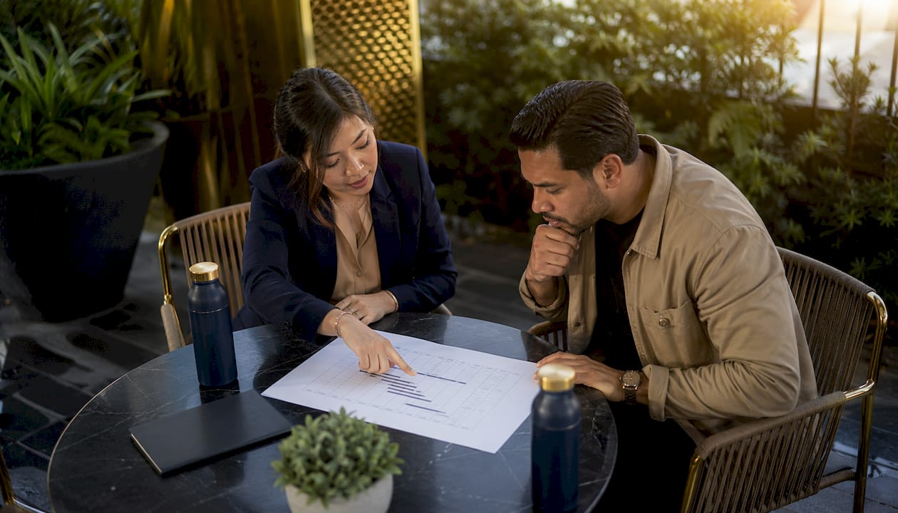 Advisor and builder discussing loan terms