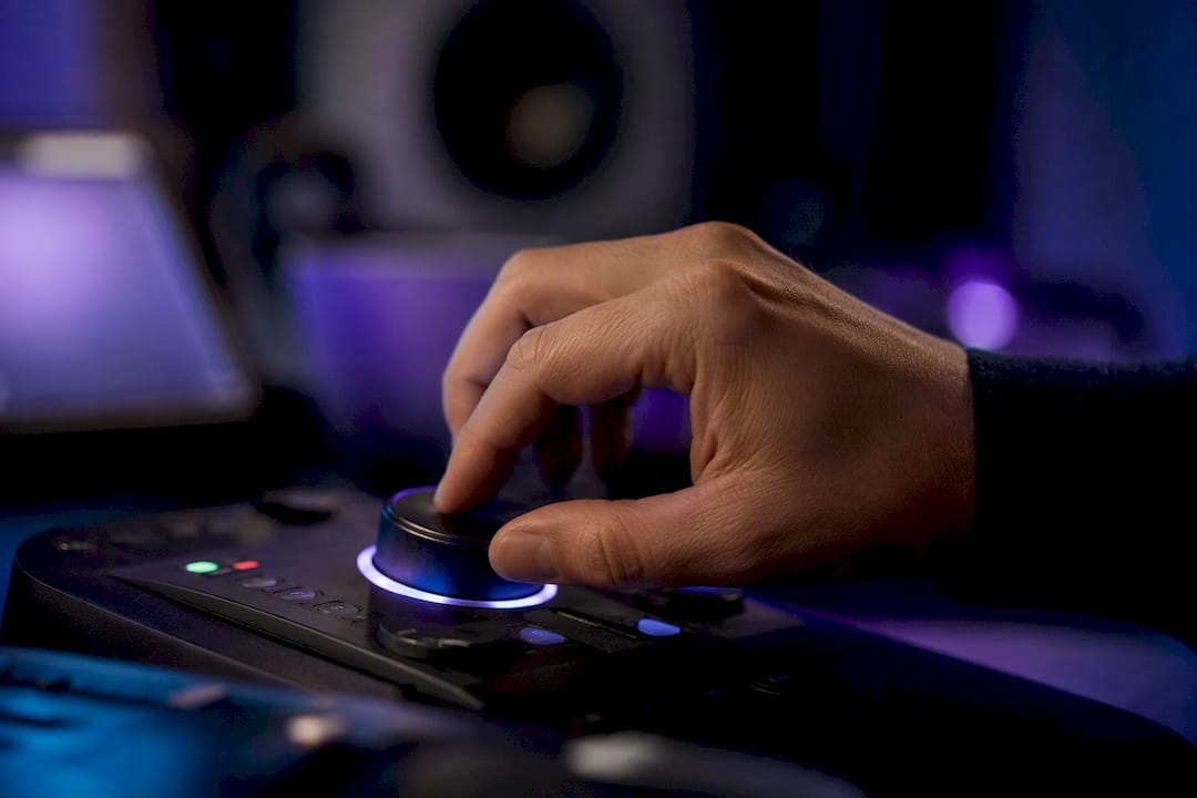 Hand adjusting contact center device control