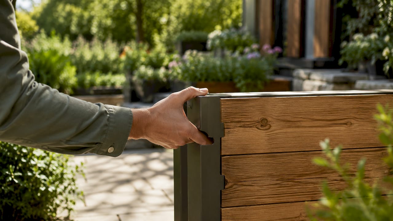 Holzelement als Teil eines flexiblen Gartenbaukastens