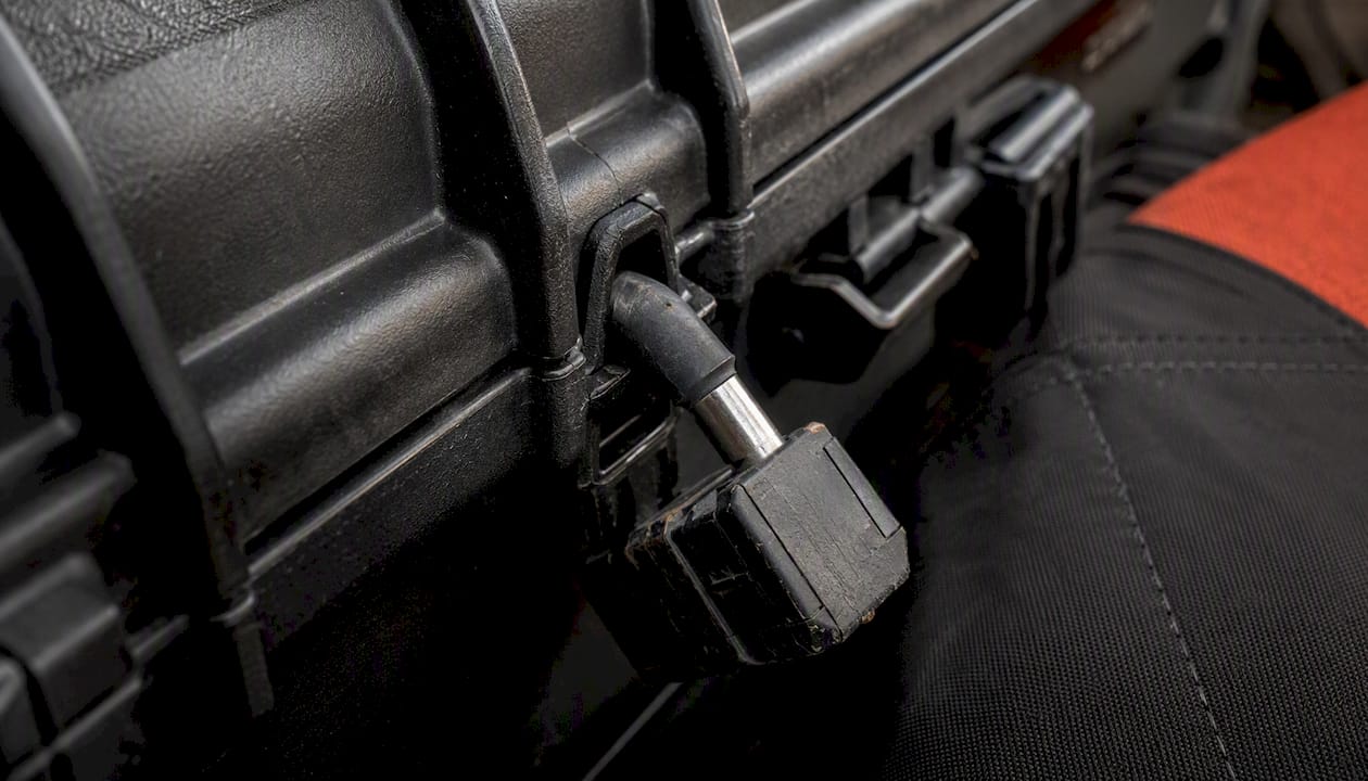 Mono-shaft padlock securing gun case latch