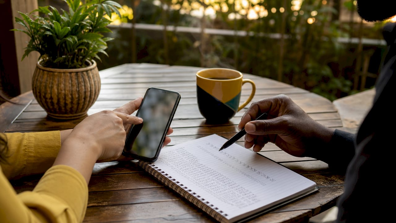 Hands tracking local SEO phone call metrics
