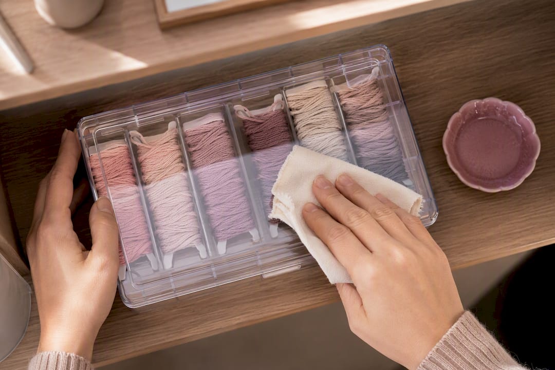Hands cleaning clear floss storage compartments