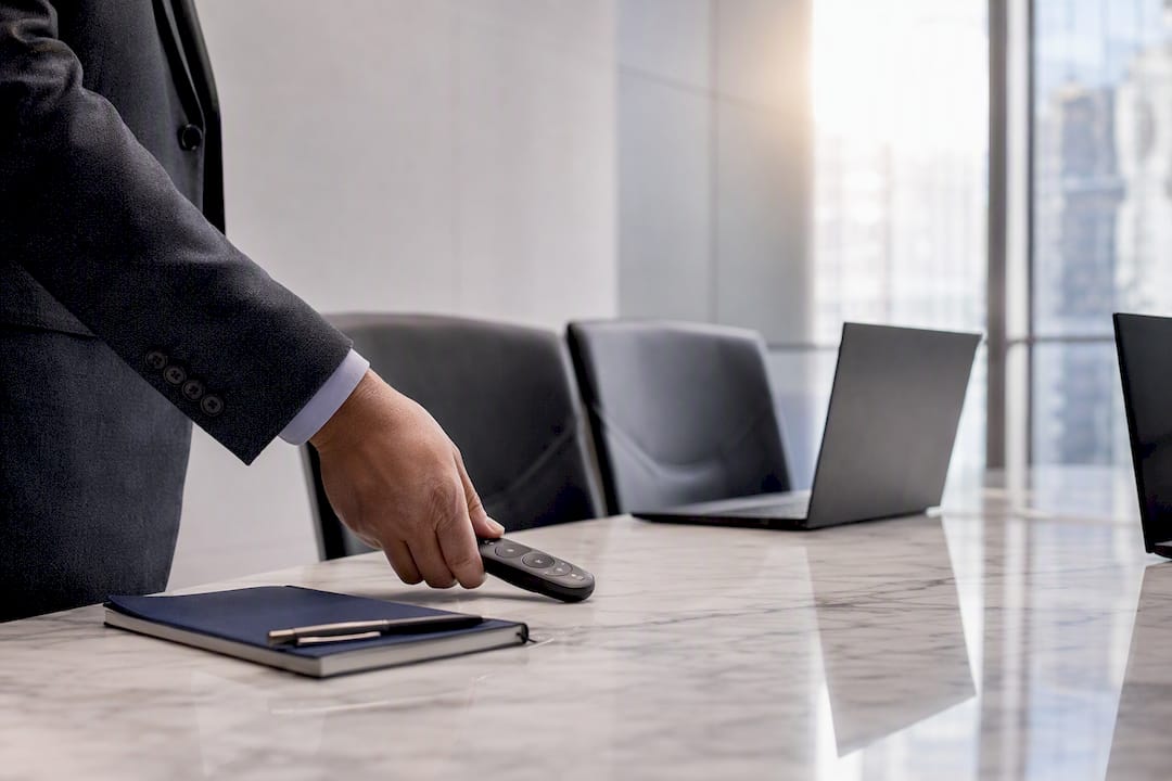 Hand organizing device in conference room