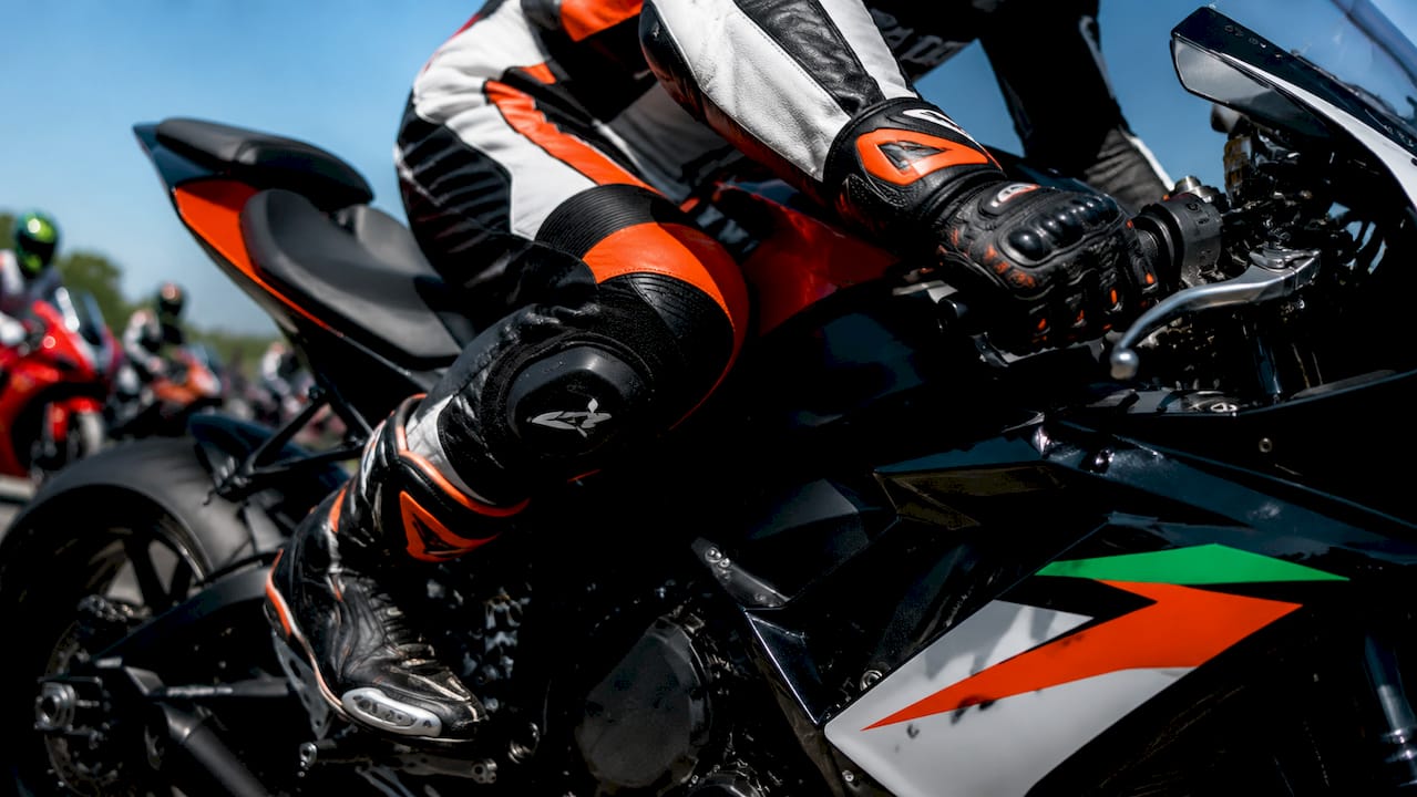 Vista lateral que destaca los puntos de contacto del triángulo del piloto en la moto deportiva.