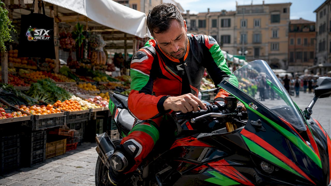 Motociclista ajustando manillares ergonómicos en el garaje.