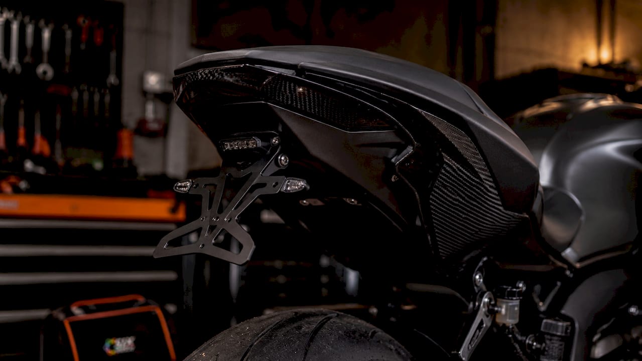 Nahaufnahme eines Details der Heckverkleidung eines Motorrads