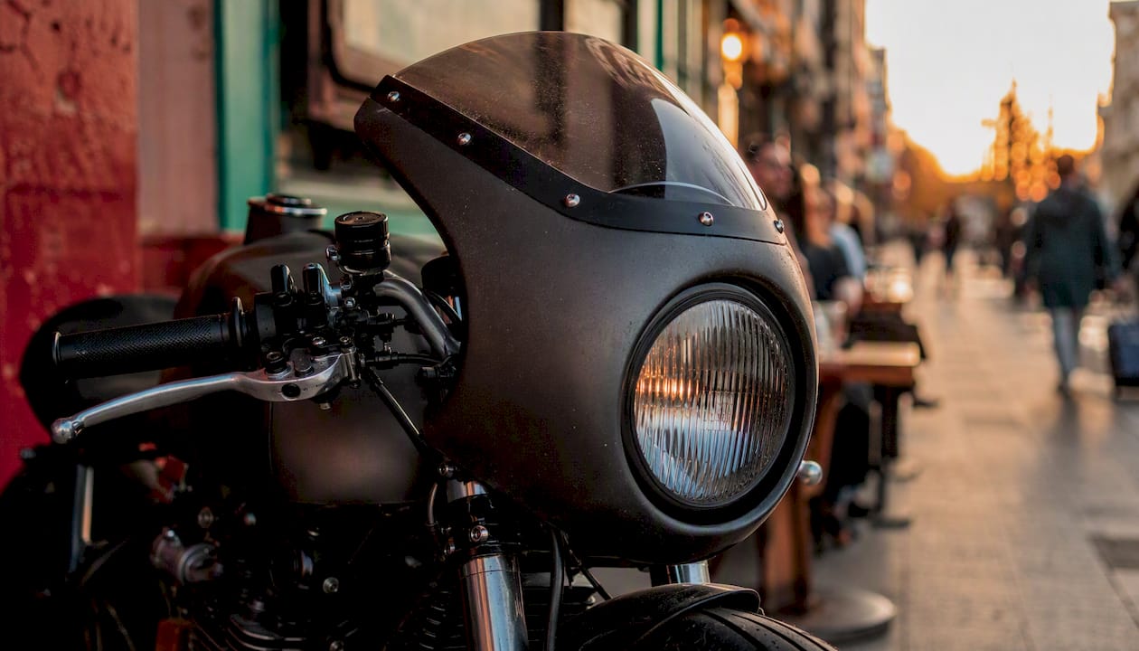 Quarter bikini fairing on café racer bike