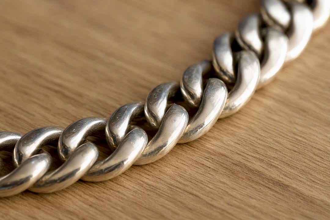 Close-up of Cuban chain rounded links weave