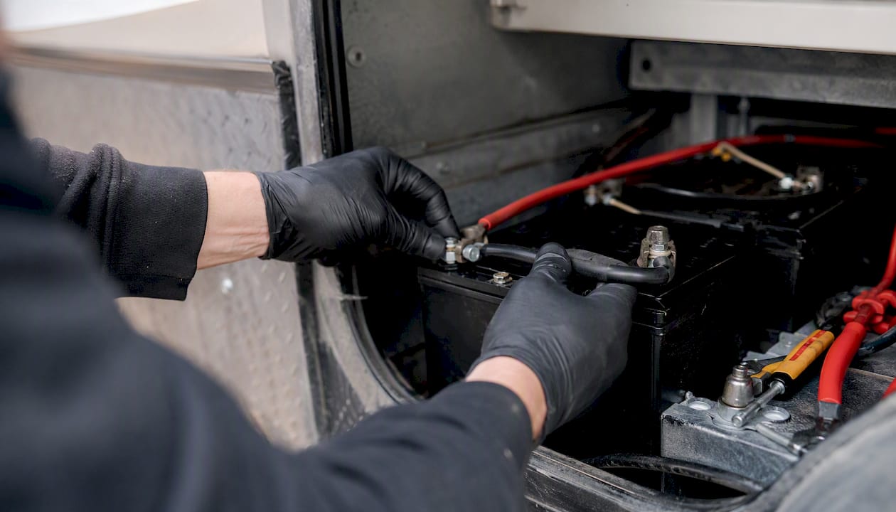 Hands wiring 6V batteries in series