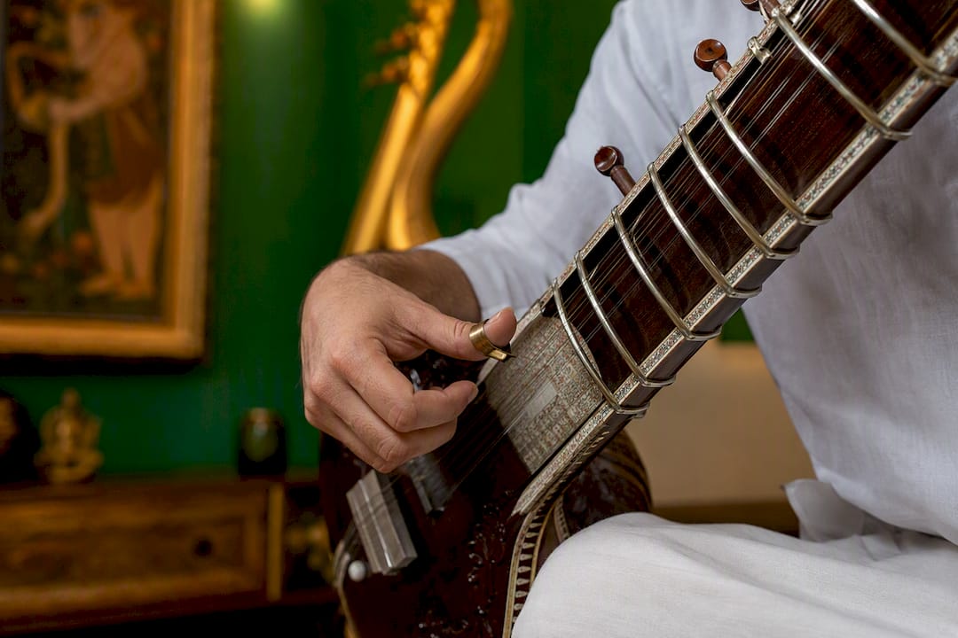Rajib Karmakar sitarrajib Play a Clean Sitar Melody in 1 Month, Online Sitar Lessons From SITARRAJIB 2 Close-up mizrab angle correction