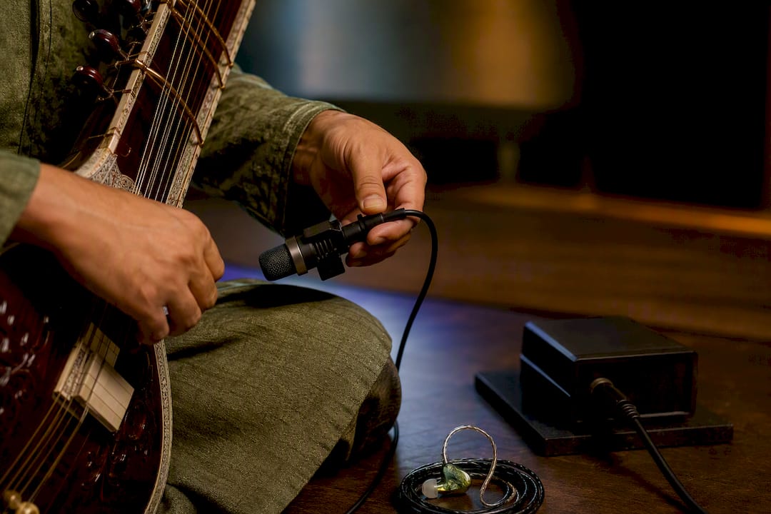 DI box and condenser microphone for sitar