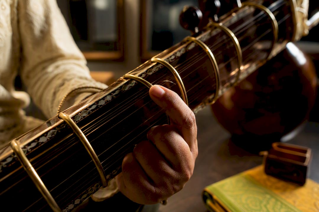 Hand bending a sitar string for meend