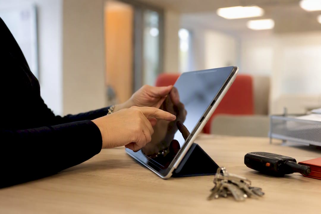 Manager hands adjusting shift on device