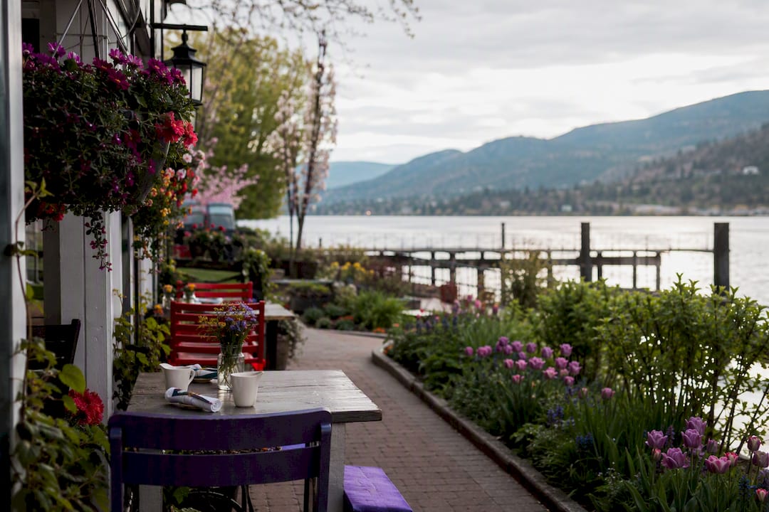 Lakeside café in small Fraser Valley town