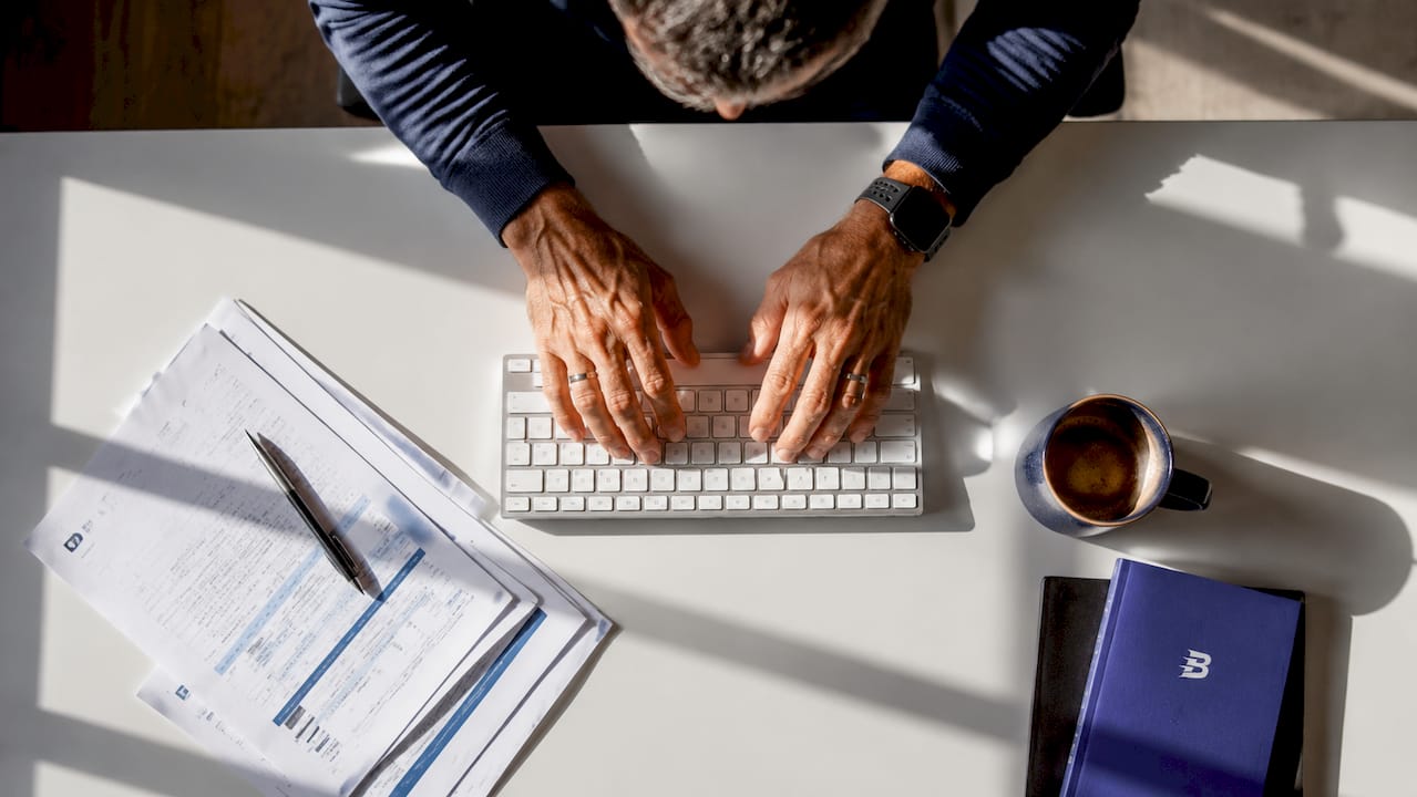 Coach managing invoices