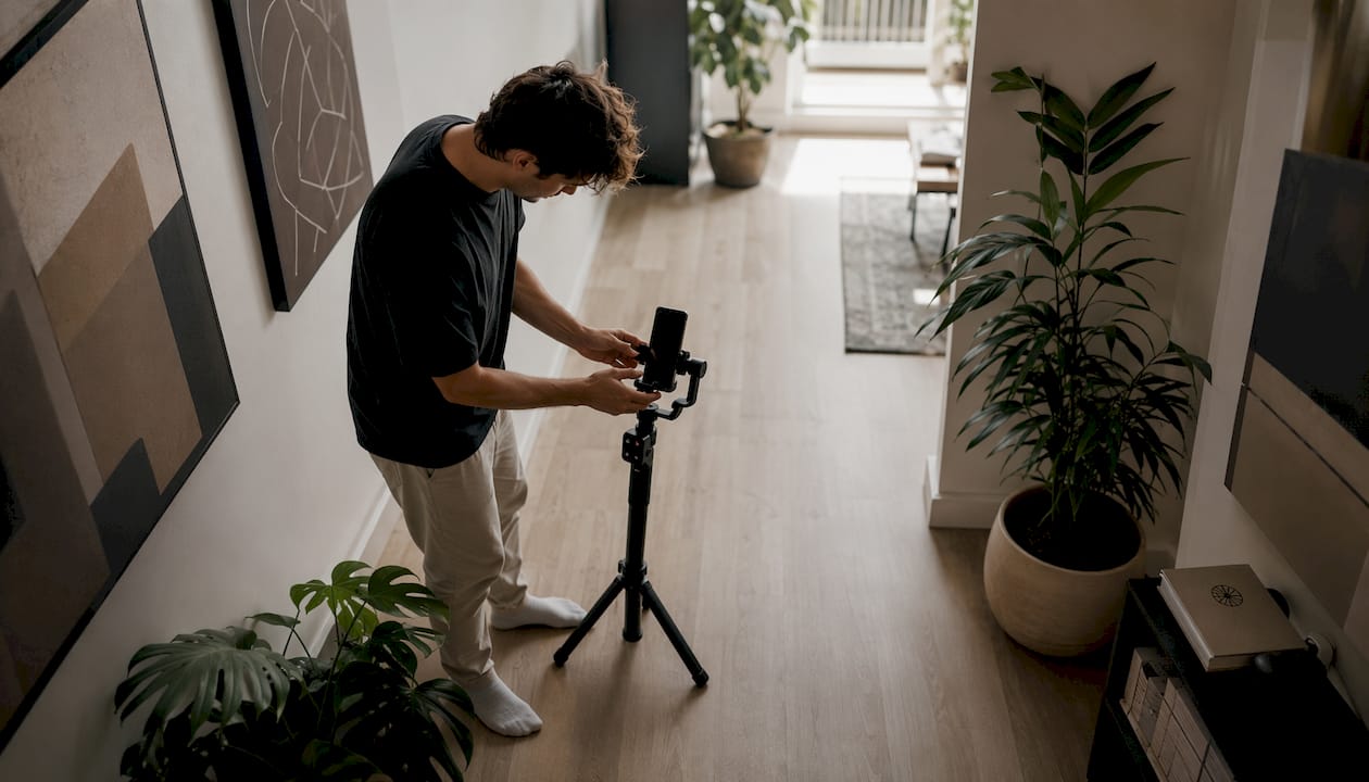 Un vidéaste réalise une prise de vue verticale d’un appartement