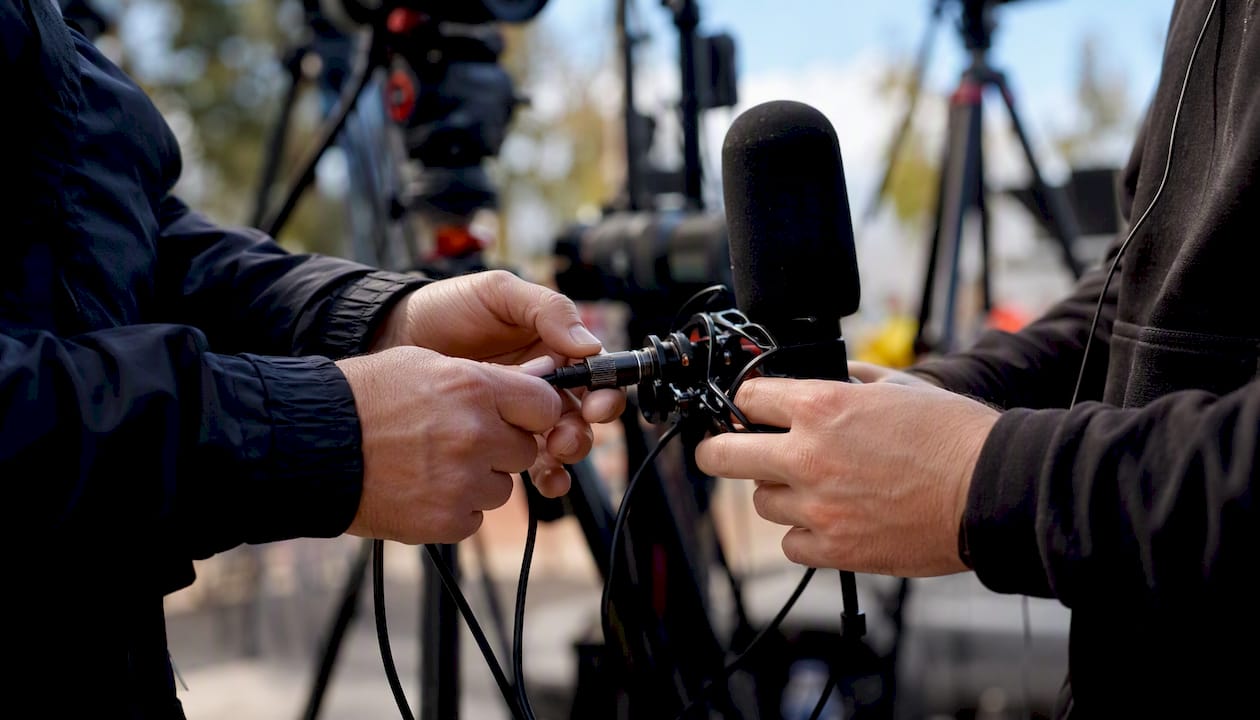 Des mains en train d’installer du matériel vidéo et audio