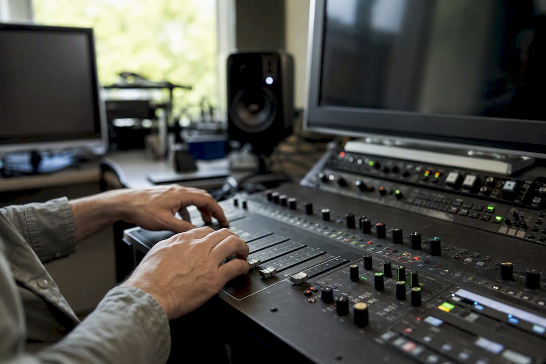 Mains réglant la console de montage vidéo