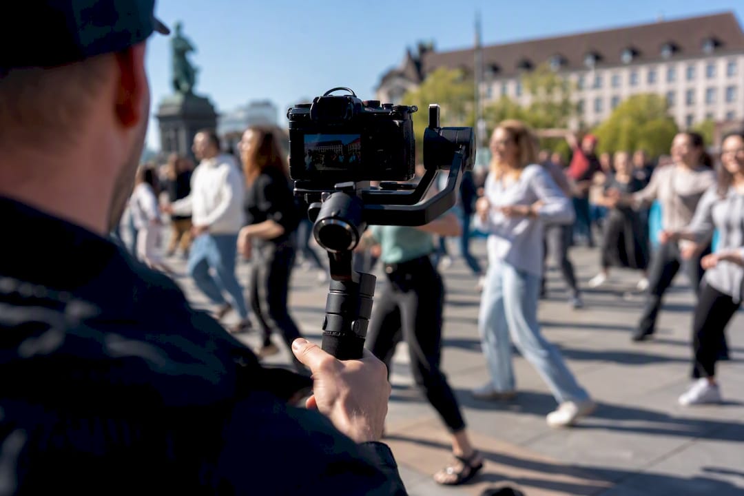 Mains filmant un teaser d'événement en extérieur