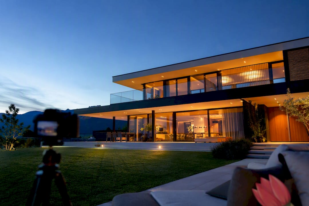 Maison suisse filmée lors d'une visite immobilière