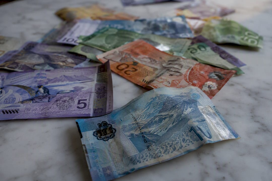 Billetes de polímero usados con colores vibrantes
