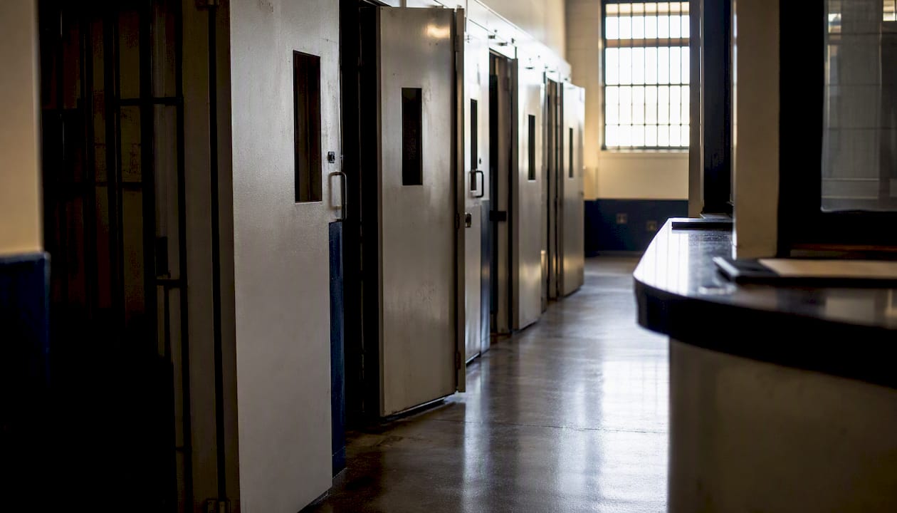 Pasillo interno de salida de la cárcel del condado