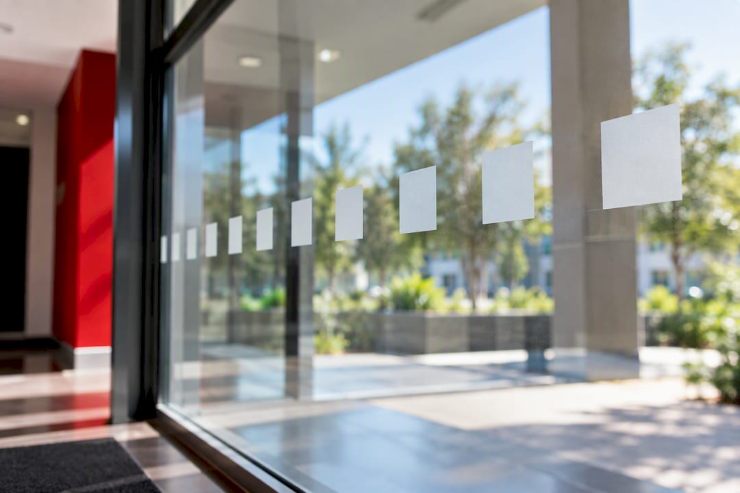Geometric safety markers on clear glass
