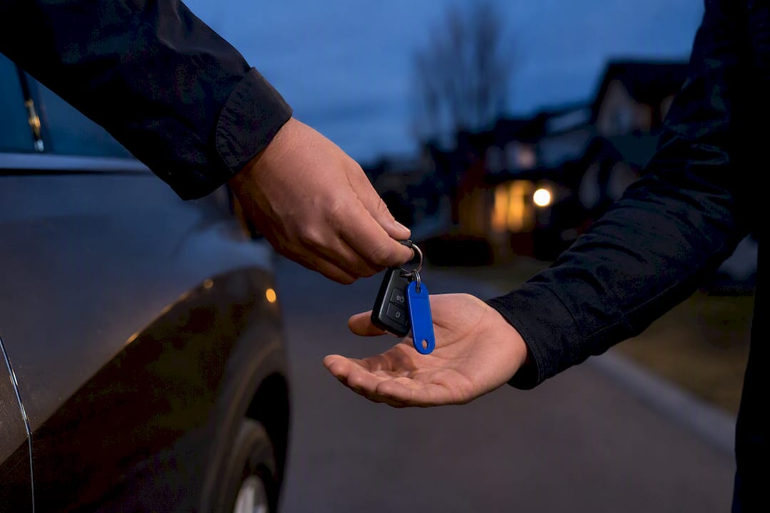 Vehicle key handoff during curbside pickup