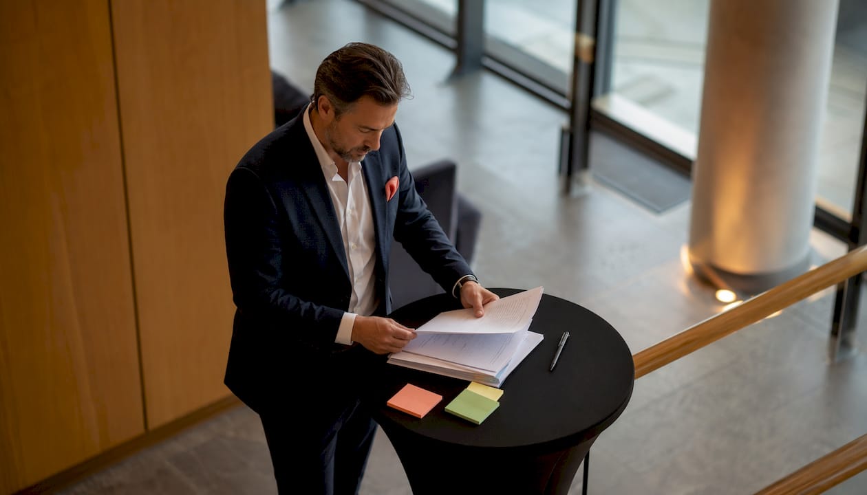 Der Eventmanager erstellt das Briefing für die bevorstehende Veranstaltung.