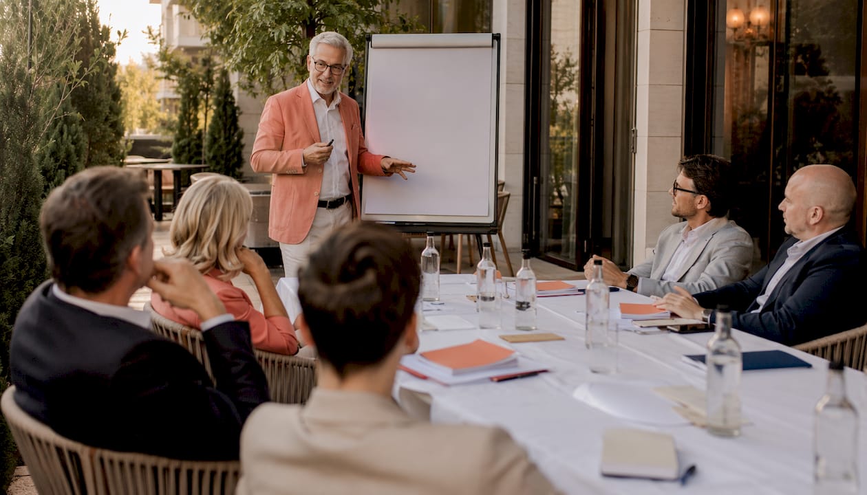 Ein erfahrener Moderator führt Unternehmer durch einen praxisnahen Networking-Workshop.