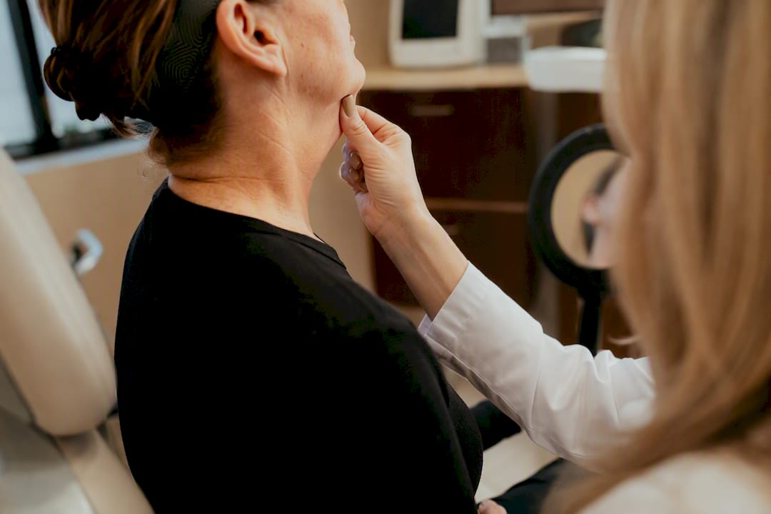 Manual chin pinch test during consultation