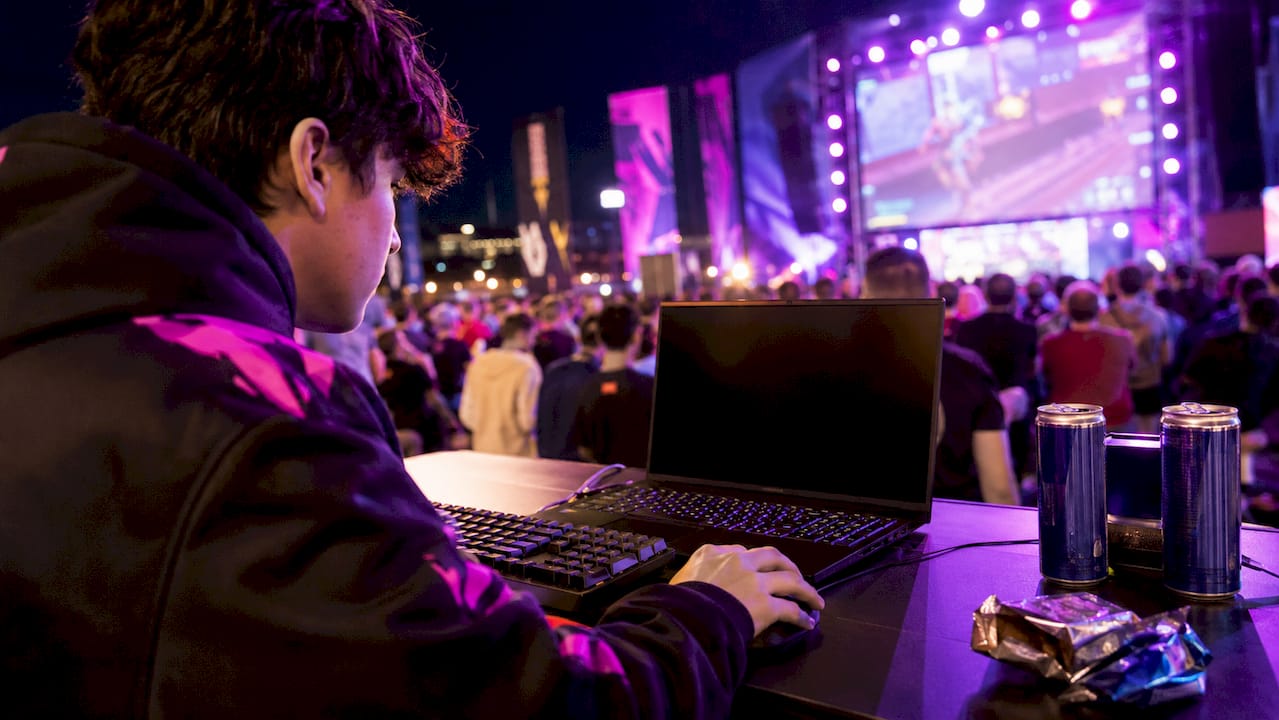 Zawodnik biorący udział w turnieju esportowym FNCS w Fortnite