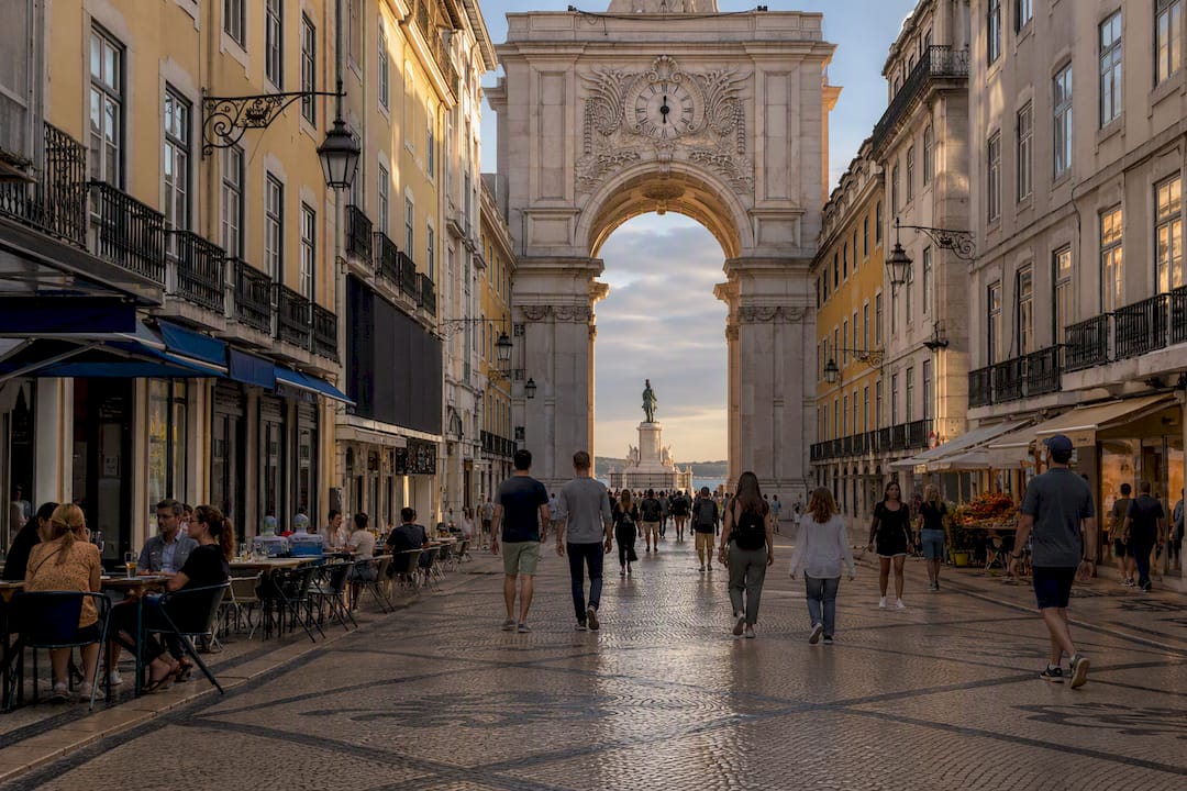 Rua Augusta street with river and arch view
