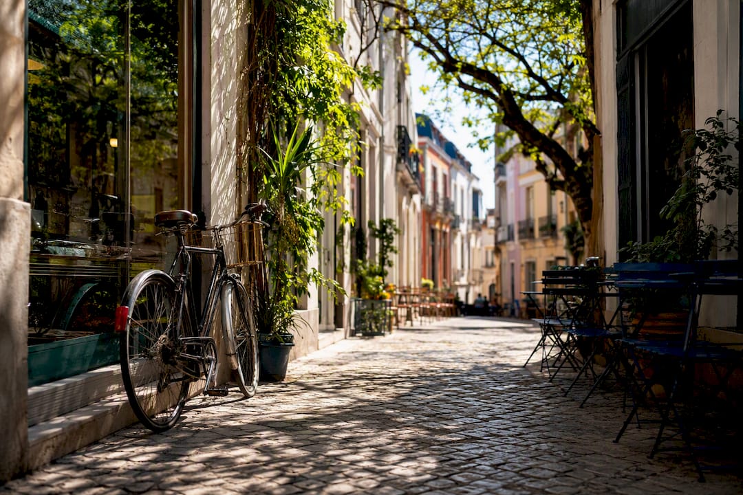 Sunlit cobblestone street in Lisbon's Príncipe Real