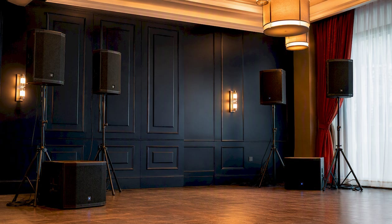Indoor event speakers and subwoofers setup